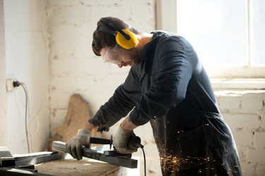 Tradies in noisy workplaces urged to protect their hearing